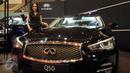 Seorang model bergaya di sisi kendaraan sedan Infinity Q50 yang dipamerkan di Jakarta Auto Show 2015, Rabu (28/10/2015). Infinity Q50 dibanderol dengan harga sekitar 890 juta rupiah. (Liputan6.com/Helmi Fithriansyah)