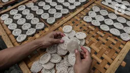 Pekerja menata kerupuk mentah untuk dijemur di UKM Kerupuk Melati, Jakarta, Rabu (16/12/2020). Pada masa pandemi COVID-19, UKM tersebut memproduksi kerupuk kurang lebih dua kuintal per hari atau menurun 40 persen dari kondisi normal. (Liputan6.com/Johan Tallo)