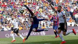 Barcelona tampil mendominasi dengan mencatatkan 68 persen ball possession berbanding 32 persen milik Valencia. (REUTERS/Gustau Nacarino)