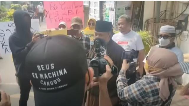 Rumah pendakwah Ustaz Yusuf Mansur disatroni massa (YouTube - JIA TV)