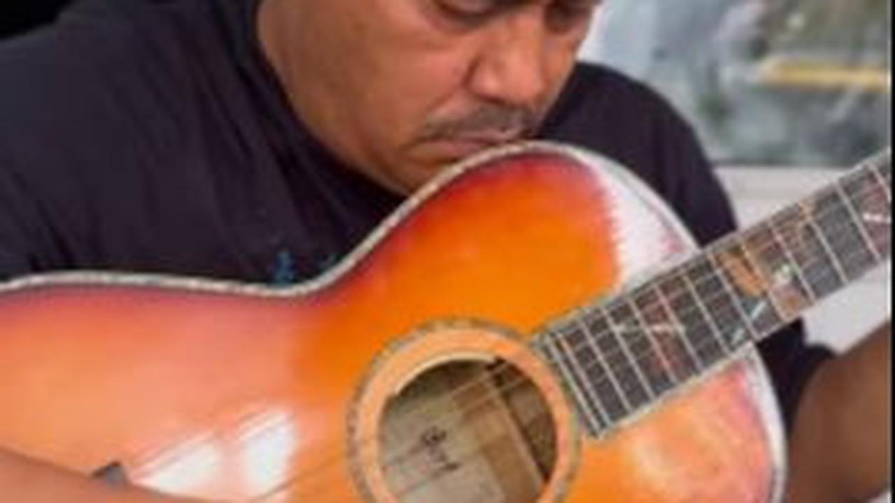 Duduk Santai Sambil Bermain Gitar dan Menikmati Secangkir Kopi, Wakapolri Ini Membawakan Lagu 'Yang Terlupakan' dari Iwan Fals
