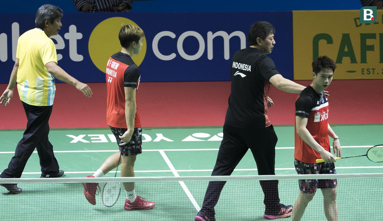 Aryono Miranat pelatih ganda putera Indonesia ikut membantu menenangkan emosi Kevin Sanjaya. ( Bola.com/Peksi Cahyo )