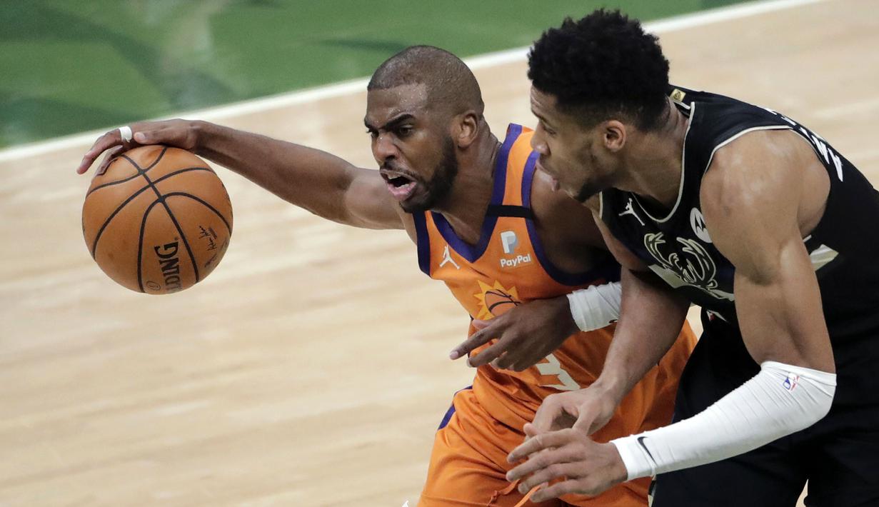 Phoenix Suns bangkit di kuarter kedua. Skuat asuhan Monty Williams berhasil ungguli Bucks dengan skor 31-13. Alhasil, Chris Paul (kiri) dkk berhasil unggli skor hingga selisih lima poin (47-42) atas Bucks. (Foto: AP/Aaron Gash)