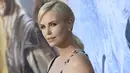 Artis  Charlize Theron saat hadir selama pemutaran perdana film " The Huntsman : Winter War " di Los Angeles , California , (11/4). Charlize Theron berperan sebagai Queen pada film " The Huntsman : Winter War " tersebut. (REUTERS / Kevork Djansezian) 