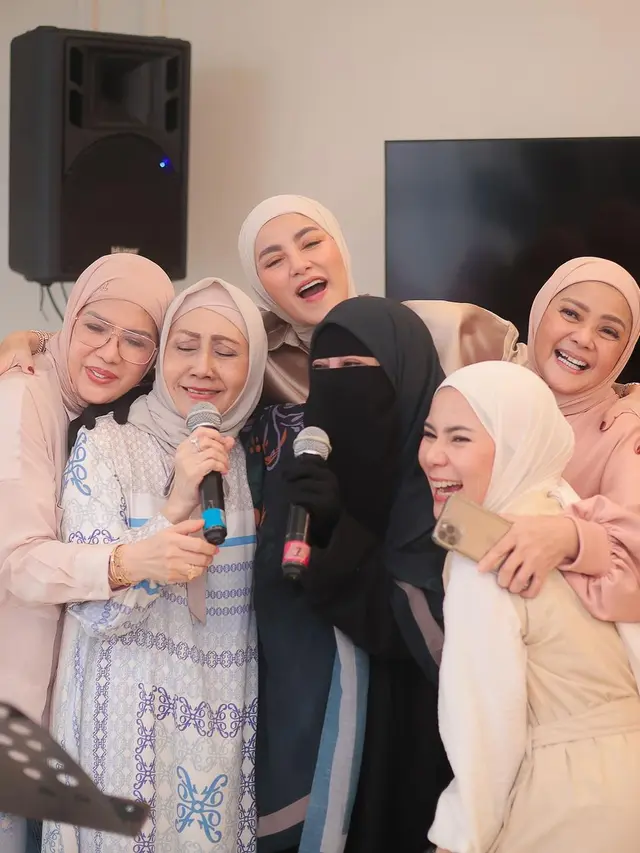 6 Potret Kejutan Ultah Ibu Sambung Olla Ramlan ke-71, Tetap Bugar dan Awet Muda