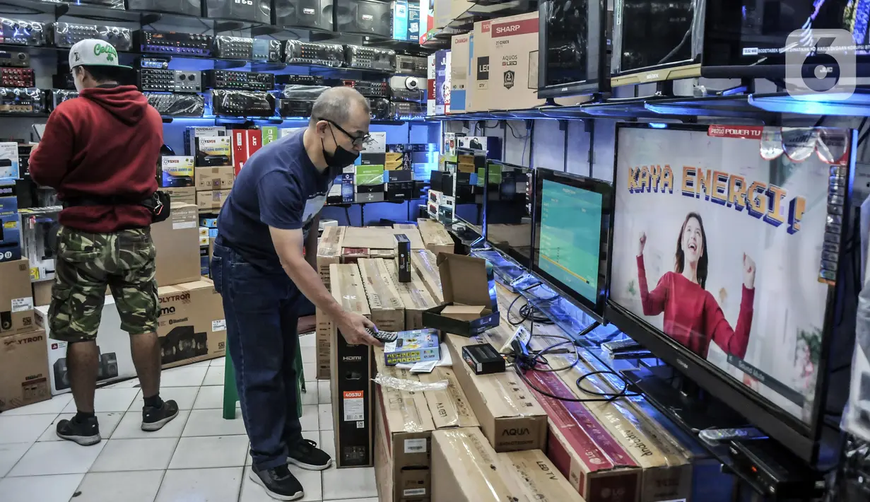 Pedagang memindai siaran TV Digital melalui Set Top Box (STB) di salah satu toko kawasan Glodok, Jakarta Barat, Kamis (3/11/2022). Penjualan STB TV Digital mengalami peningkatan hingga 60 persen usai pemerintah melalui Kementerian Komunikasi dan Informasi (Kominfo) secara resmi menghentikan siaran TV Analog atau Analog Switch Off (ASO) Jabodetabek pada 2 November 2022. (merdeka.com/Iqbal S. Nugroho)