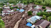 Foto udara tim penyelamat dan warga melakukan pencarian korban yang tertimbun akibat banjir bandangdi Kelurahan Rua, Kota Ternate, Maluku Utara, Minggu (25/8/2024). (AZZAM RISQULLAH / AFP)