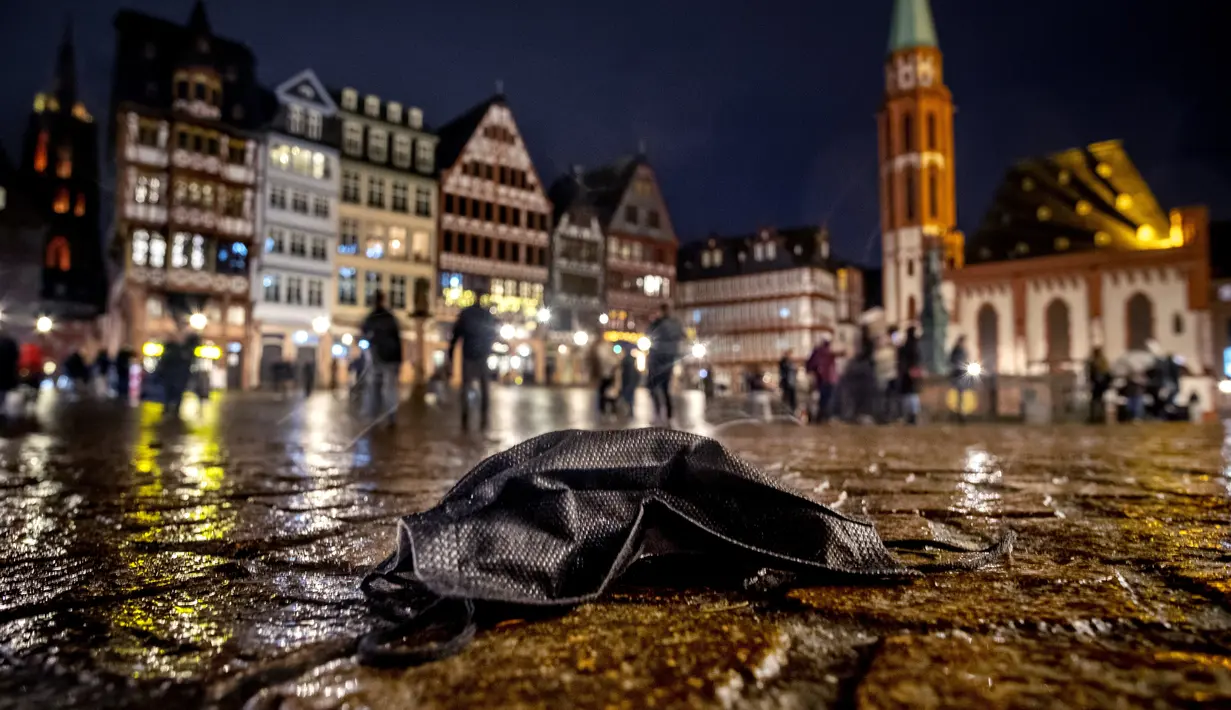 Masker dibuang di alun-alun Roemerberg di Frankfurt, Jerman, Rabu (29/12/2021). Kembang api tidak akan diizinkan di kota pada Malam Tahun Baru untuk menghindari penyebaran virus corona. (AP Photo/Michael Probst)