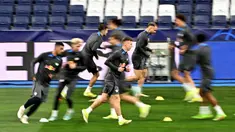 Penyerang Leipzig, Dani Olmo (tengah) saat sesi latihan menjelang pertandingan sepak bola leg kedua babak 16 besar Liga Champions melawan Real Madrid di Stadion Santiago Bernabeu, Madrid, 5 Maret 2024. (JAVIER SORIANO/AFP)