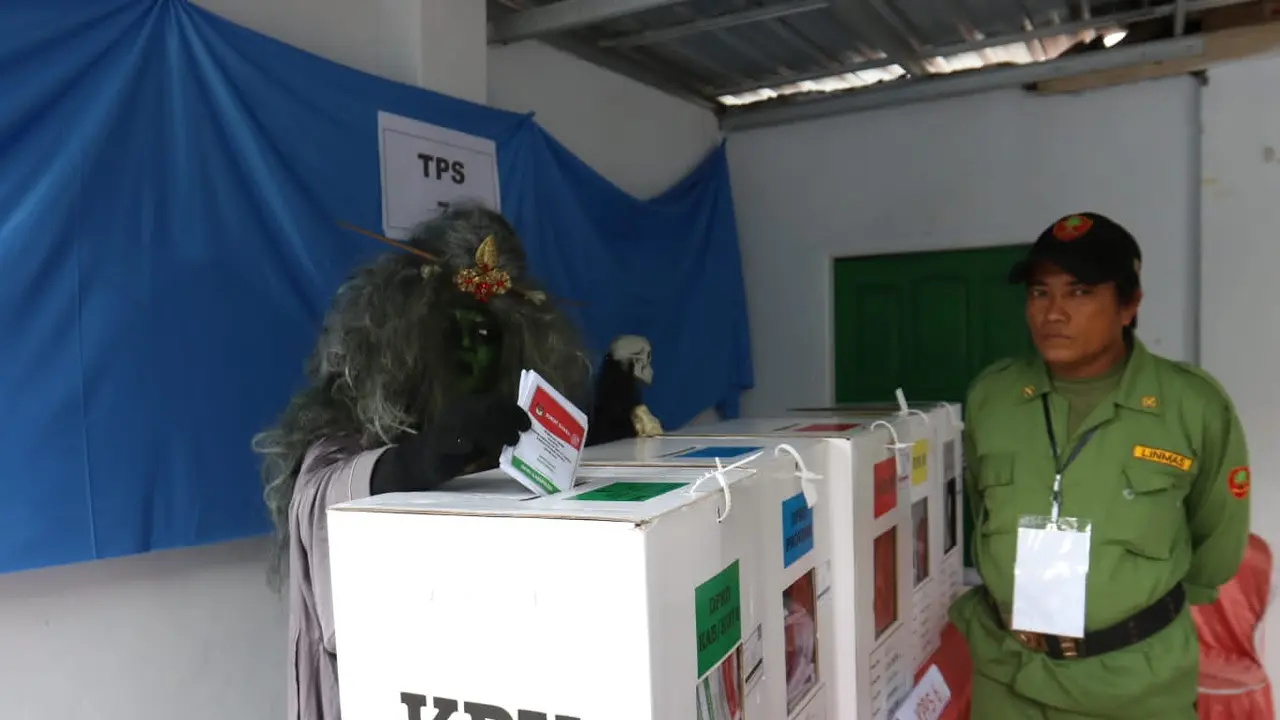 Sosok Mak Lampir ikut coblosan di Banyuwangi. (Hermawan/Liputan6,com)