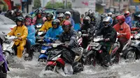 Curah Hujan Tinggi, Simak 8 Tips Aman Mengendarai Motor di Jalan Rawan Banjir