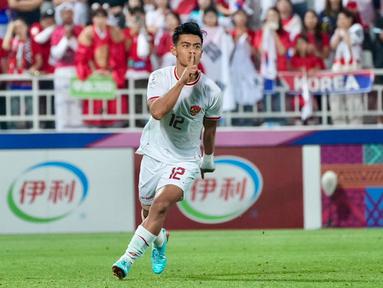 Pemain Timnas Indonesia U-23, Pratama Arhan melakukan selebrasi setelah berhasil mencetak gol penentu kemenangan pada babak adu penalti dalam laga perempat final Piala Asia U-23 2024 melawan Korea Selatan U-23 di Abdullah bin Nasser bin Khalifa Stadium, Qatar, Jumat (26/04/2024) WIB. (Dok. PSSI)