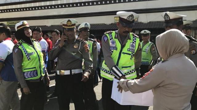 Aksi gotong dus personil Polrestabes Makassar untuk gempa Palu (Humas Polrestabes Makassar? Eka Hakim)
