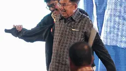 Wakil Presiden Jusuf Kalla mengenakan jaket saat menghadiri Rapat Konsolidasi Nasional Jenggala Center di Jakarta, Minggu (3/2). Rapat ini berlangsung pada pada 2-3 Februari 2019.  (Liputan6.com/Faizal Fanani)