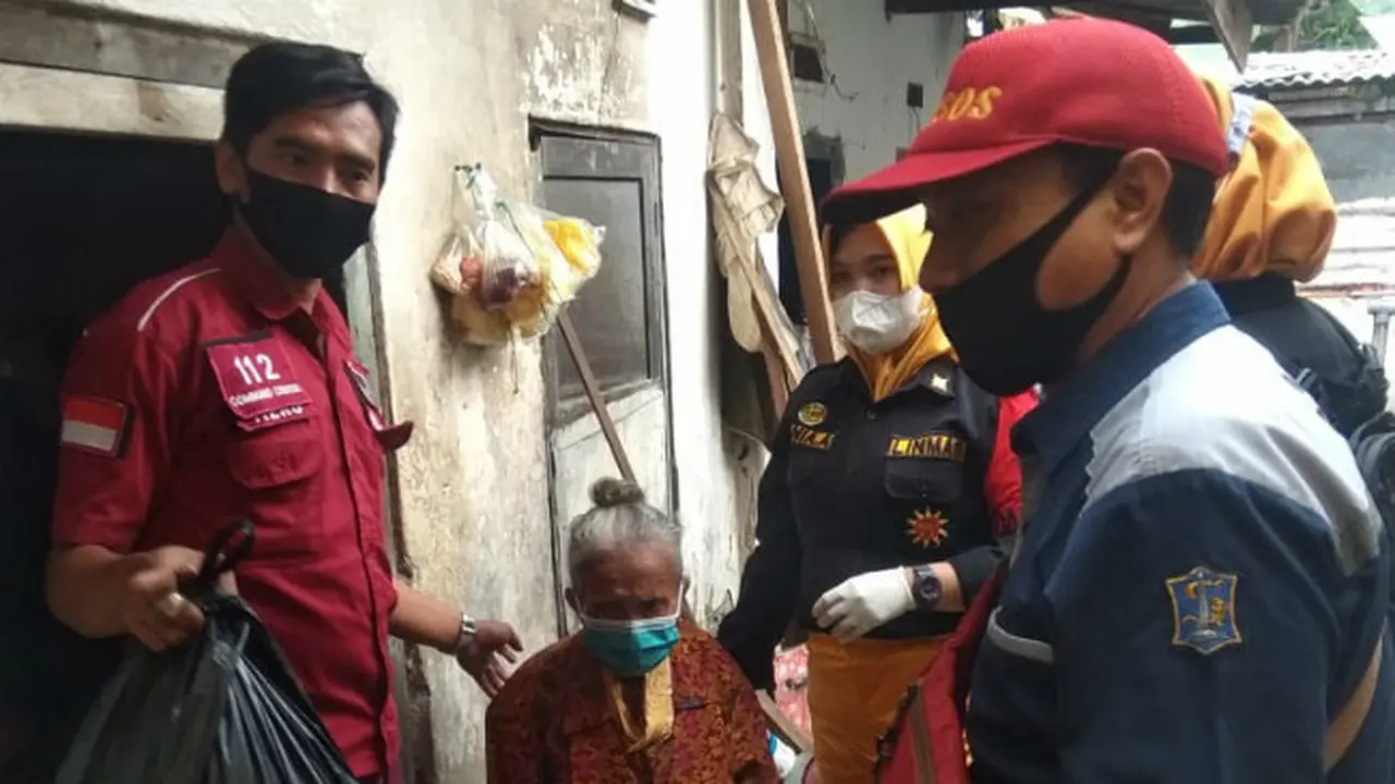 Dinas Sosial Kota Surabaya bantu seorang nenek yang tinggal sebatang kara (Foto: Dok Humas Pemkot Surabaya)