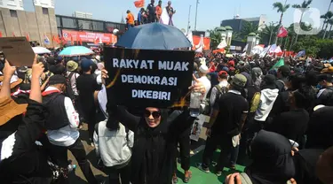 Massa dari Partai Buruh dan berbagai elemen masyarakat mulai memadati di depan Gedung DPR/MPR RI, Jakarta Pusat, Kamis (22/8/2024). (merdeka.com/Arie Basuki)