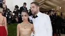 Bukan hanya itu, beberapa waktu lalu sempat tersiar Pattinson tertangkap kamera sedang makan malam bersama dengan Katy Perry. Di sisi lain, FKA Twigs terlihat tak mengenakan cincin pertunangannya. (AFP/Larry Busacca)