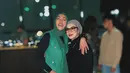 Tampak keakraban Reza Artamevia dan Angelina Sondakh yang kompak kenakan kerudung nuansa kehijauan. Reza memadukannya dengan long sleeve top hitam dan checkered long pants. Sedangkan Angelina dengan inner hitam dan vest hijau.  [@angelinasondakh09].