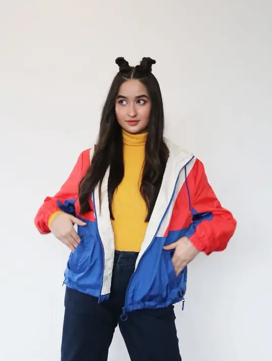 Selain jago menyanyi dan memproduksi lagu, Meni juga dikenal dengan wajahnya yang cantik mirip Kareena Kapoor. Tak heran ia sering dijuluki kembaran dengannya. Namun, rupanya putri bungsu Titi DJ itu mengaku kesulitan jika diminta berbicara dalam bahasa Indonesia. (Liputan6.com/IG/@stephaniepoetri)