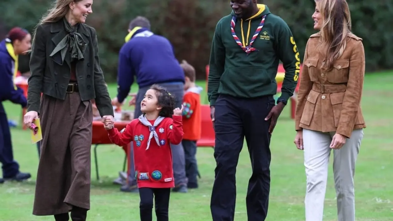 Adu Gaya Kate Middleton Versus Melania Trump saat Main Bareng Anak-anak