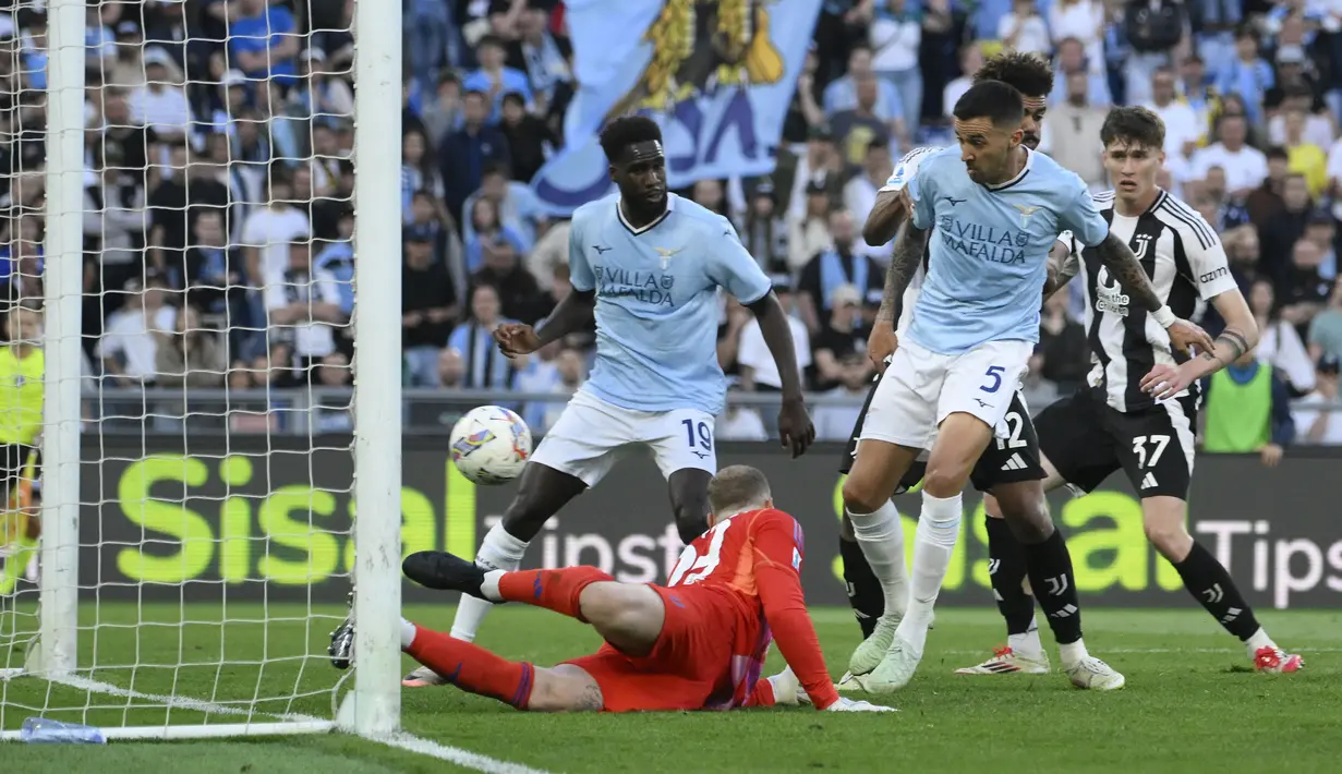 Pemain Lazio, Matias Vecino (5) mencetak gol penyeimbang 1-1 ke gawang Juventus dalam laga lanjutan Liga Italia 2024/2025 di Olympic Stadium, Roma, Italia, Sabtu (10/05/2025) waktu setempat. (AP Photo/LaPresse/Fabrizio Corradetti)