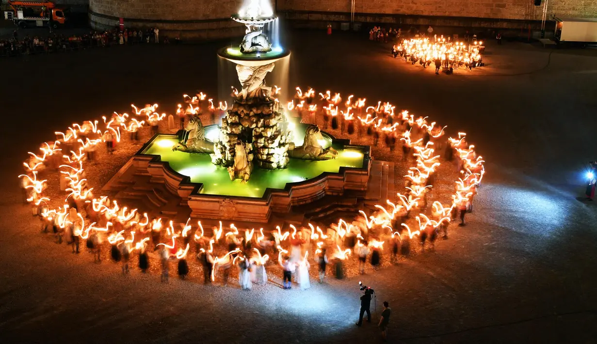 Penampilan penari dalam Festival Salzburg di Kota Salzburg, Austria (22/7). Dalam sejarahnya, festival ini lahir sebagai proyek perdamaian di tengah-tengah Perang Dunia I. (Barbara Gindl/APA/AFP)