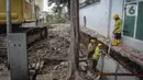 Aktivitas pembongkaran jalur pedestrian di kawasan Kota Tua, Jakarta, Rabu (23/3/2022). Pemprov DKI Jakarta merevitalisasi pedestrian Kota Tua menjadi plaza pedestrian untuk mendukung program zona rendah emisi di destinasi wisata sejarah tersebut. (Liputan6.com/Faizal Fanani)