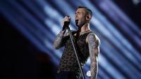 Vokalis Maroon 5 Adam Levine saat tampil memeriahkan pertandingan antara Los Angeles Rams dan New England Patriots dalam Super Bowl LIII di Atlanta, Georgia, AS, Minggu (3/2). (AP Photo/Mark Humphrey)