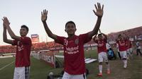 Pemain Bali United menyapa pendukungnya usai menjalani laga perdana Piala Presiden melawan Persija di Stadion I Wayan Dipta, Gianyar, Bali, Kamis (30/8/2015). (Bola.com/Vitalis Yogi Trisna)