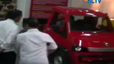 Presiden Jokowi mengingatkan agar produsen memikirkan secara matang rencana bisnis dari produksi mobil tersebut.