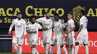 Karim Benzema dari Real Madrid, kiri ketiga, merayakan bersama rekan satu timnya setelah mencetak gol pembuka dalam pertandingan sepak bola La Liga Spanyol antara Cadiz dan Real Madrid di stadion Ramon Carranza di Cadiz, Spanyol, Rabu, 21 April 2021. (AP