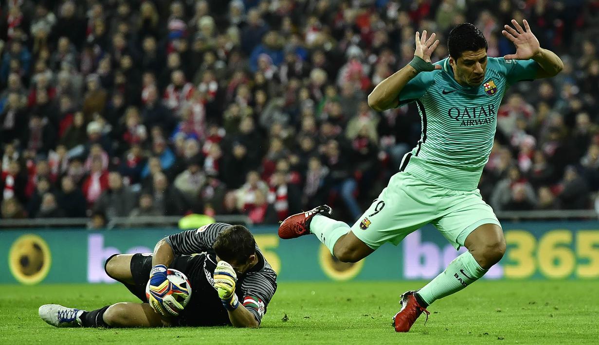 Striker Barcelona, Luis Suarez, berusaha membobol gawang Athletic Bilbao. Sementara satu-satunya gol Barca dicetak oleh Lionel Messi pada menit ke-52 lewat eksekusi tendangan bebas. (AP/Alvaro Barrientos)