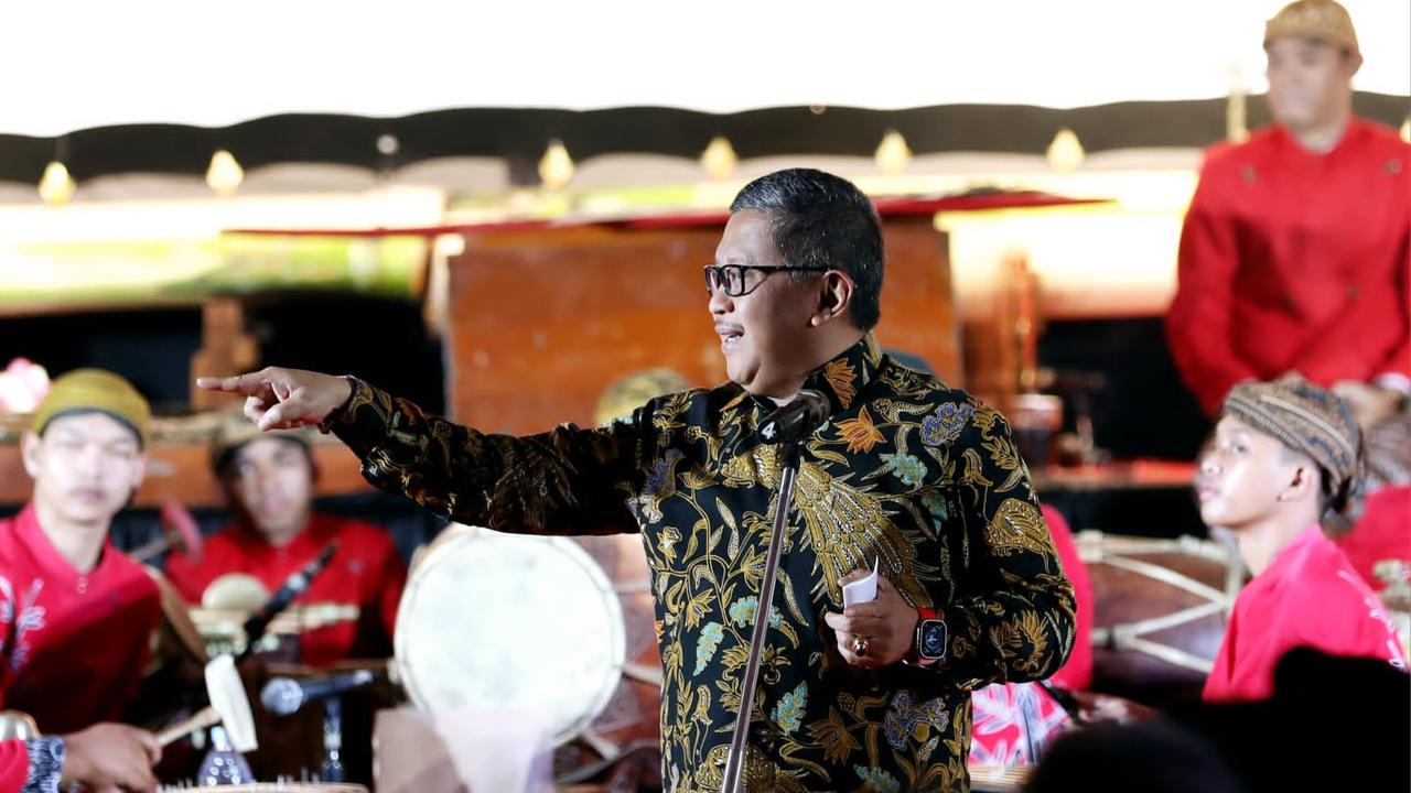 Sekjen PDIP Hasto Kristiyanto Saat menghadiri pagelaran wayang kulit di halaman masjid At-Taufiq, Lenteng Agung, Jakarta Selatan, Jumat (28/7/2023).