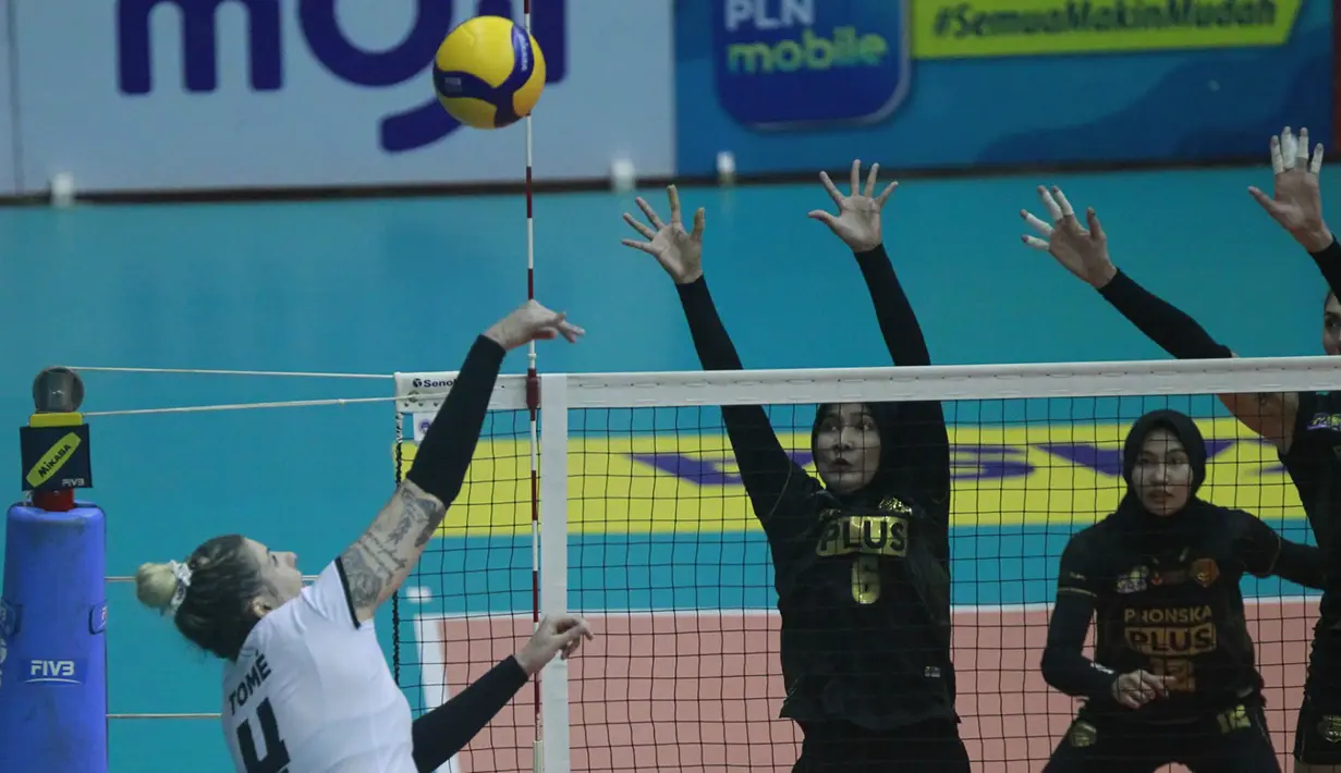 Pemain Jakarta BIN, Fernanda Davis Tome (kiri) melepaskan spike yang berusaha diblok pemain Gresik Petrokimia Pupuk Indonesia, Yolana Bheta Pangestika dalam laga seri kedua putaran kedua Proliga 2023 di GOR Ken Arok, Malang, Kamis (9/2/2023) siang WIB. Jakarta BIN kalah 2-3 (25-23, 21-25, 25-20, 17-25 dan 9-15). (Dok. Proliga 2023)