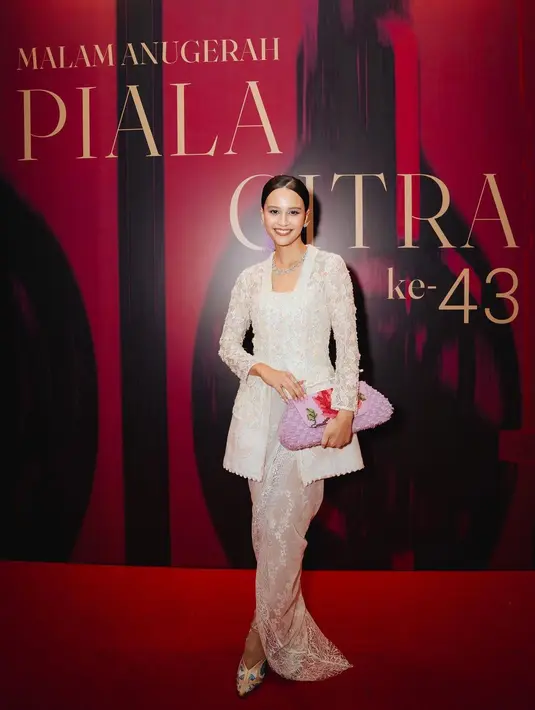 Penampilan tak kalah memesona datang dari Lutesha yang tampil di malam FFI 2023 mengenakan kebaya putih. Kebaya bersiluet kutubaru yang dikenakannya memiliki detail payet dan manik-manik berkilauan, serta dua kantung di bagian bawah yang mempermanis tampilannya. [Foto: Instagram/lutesha]