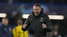 Pelatih Chelsea, Graham Potter melakukan selebrasi di lapangan usai berakhirnya pertandingan leg 2 babak 16 besar Liga Champions antara Chelsea melawan dan Borussia Dortmund di Stamford Bridge, London, Rabu (8/3/2023).Chelsea berhasil mengalahkan Borussia Dortmund dengan skor 2-0.(AP Photo/Alastair Grant)