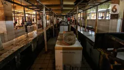 Sejumlah orang terlihat di antara los daging yang kosong akibat aksi mogok pedagang di Pasar Kebayoran, Jakarta, Rabu (20/1/2021). Aksi mogok jualan para pedagang daging sapi sebagai bentuk protes kepada pemerintah atas tingginya harga daging sapi sejak akhir 2020. (Liputan6.com/Johan Tallo)