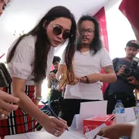 Maia Estianty saat pencoblosan Pilkada DKI 2017 putaran kedua. (Adrian Putra/Bintang.com)