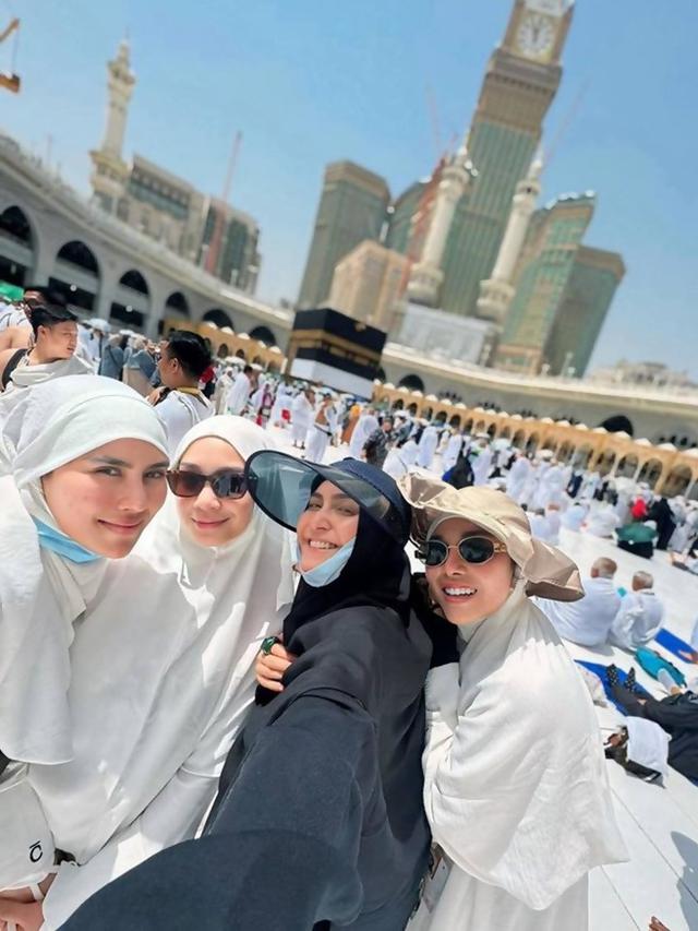 Jalani Ibadah Haji, Ini 7 Potret Raffi Ahmad dan Nagita Slavina di Depan Kabah