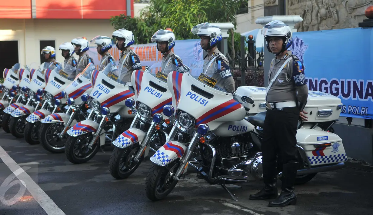 Anggota Korlantas Polri berdiri disamping kendaraan mereka saat apel gelar Pasukan Patuh Jaya 2016 di lapangan Korlantas Polri, Jakarta, Senin (16/5). Operasi Patuh 2016 dimulai dari 16 Mei - 29 Mei 2016 di seluruh Indonesia. (Liputan6.com/Gempur M Surya)