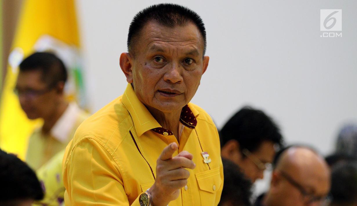 Sekjen Partai Golkar, Lodewijk Freidrich Paulus menghadiri rapat pleno perdana di DPP Golkar, Jakarta, Senin (29/1). Dalam rapat pleno perdana itu, Ketua Umum Airlangga Hartarto  mengumpulkan kepengurusan DPP Partai Golkar baru. (Liputan6.com/Johan Tallo)