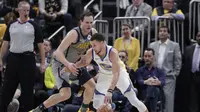 Aksi Stephen Curry (Kanan) saat Warriors hajar Pacers di ajang NBA (AP)
