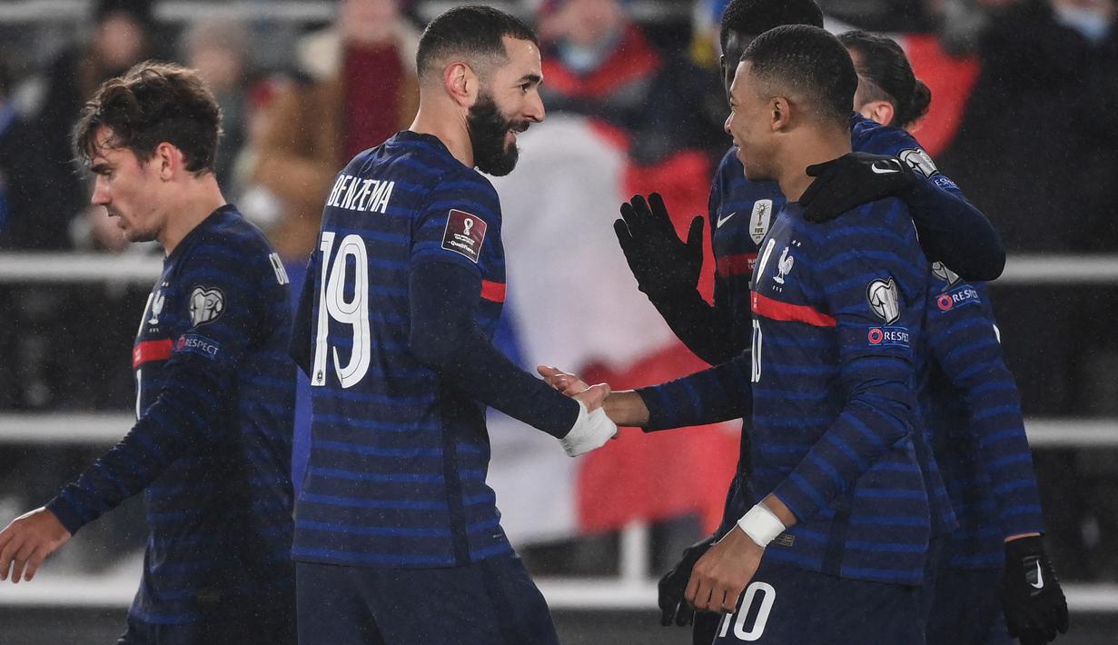 Benzema akhirnya sukses memecah kebuntuan Prancis lewat golnya hasil kerjasma dengan Mbappe pada menit ke-66. (AFP/Franck Fife)