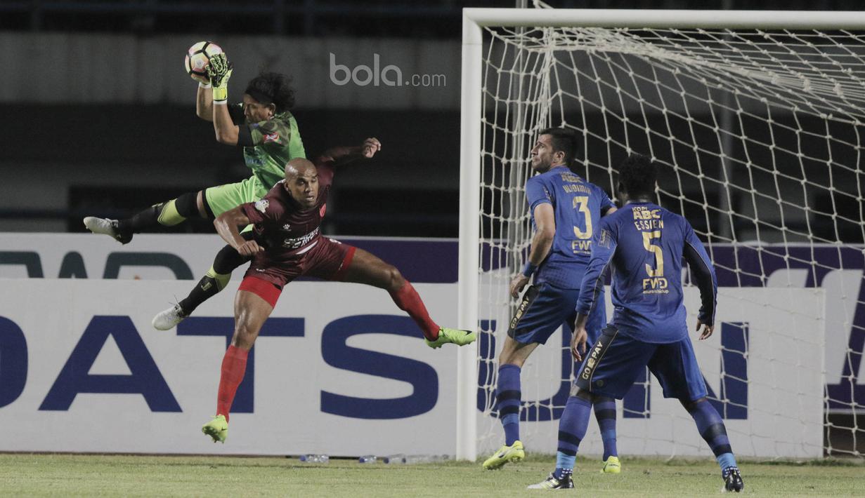 Kiper Persib Bandung,  I Made Wirawan, duel udara dengan striker PSM Makassar, Reinaldo pada laga lanjutan Liga 1 di Stadion GBLA, Bandung, Rabu, (5/7/2017). Persib menang 2-1 atas PSM. (Bola.com/M Iqbal Ichsan)