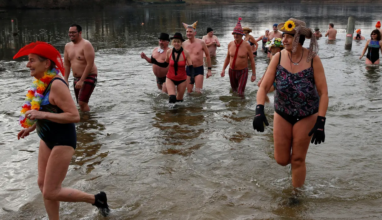 Sejumlah anggota klub renang es "Berliner Seehunde" berjalan di danau Orankesee, Berlin, Jerman (1/1). Terlihat kebanyakan dari mereka adalah orang tua yang sudah berusia lanjut. (REUTERS/Fabrizio Bensch)