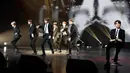 Penampilan boyband K-pop, BTS dalam konser negara persahabatan antara Korea Selatan dan Prancis yang digelar di Paris, Minggu (14/10). Pada penampilan tersebut personel BTS, Jungkook, masih duduk di kursi karena cedera kaki. (YOAN VALAT/POOL/AFP)