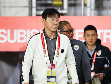 Pelatih Timnas Indonesia, Shin Tae-yong&nbsp;memasuki lapangan pada laga Grup B Piala AFF 2024 melawan Filipina yang berlangsung di Stadion Manahan, Solo, Jawa Tengah, Sabtu (21/12/2024). (Bola.com/Abdul Aziz)