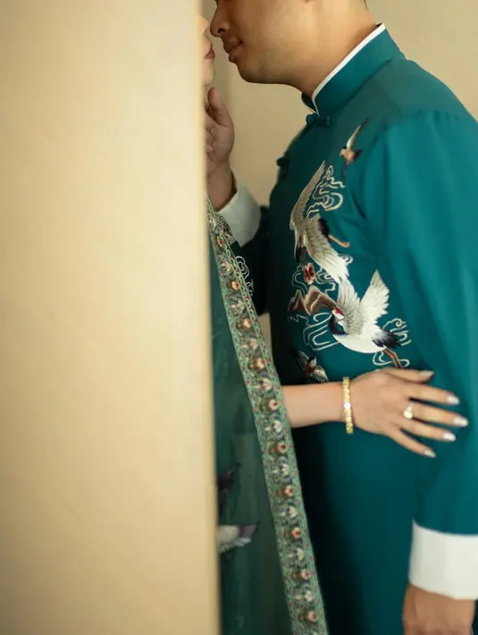 Lebih tone down dari sang istri, changsan Anthony menampilkan motif burung di dada kiri [@clarissatanoe]