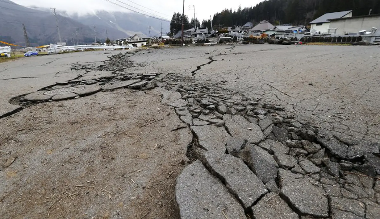 Retakan terjadi pada ruas jalan pasca-gempa 6,8 SR di kota Nagano, Jepang, Sabtu (22/11/2014). (JAPAN OUT AFP PHOTO/Jiji Press)