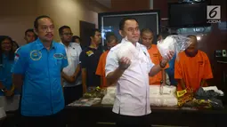 Kepala BNN Irjen Pol Heru WInarko (kanan) didampingi Deputi Pemberantasan Irjen Pol Arman Depari menunjukkan barang bukti 20 Kg sabu di Kantor BNN, Jakarta, Kamis (26/4). Petugas menangkap 3 tersangka berinisial MA, ZA, dan FAS. (Merdeka.com/Imam Buhori)